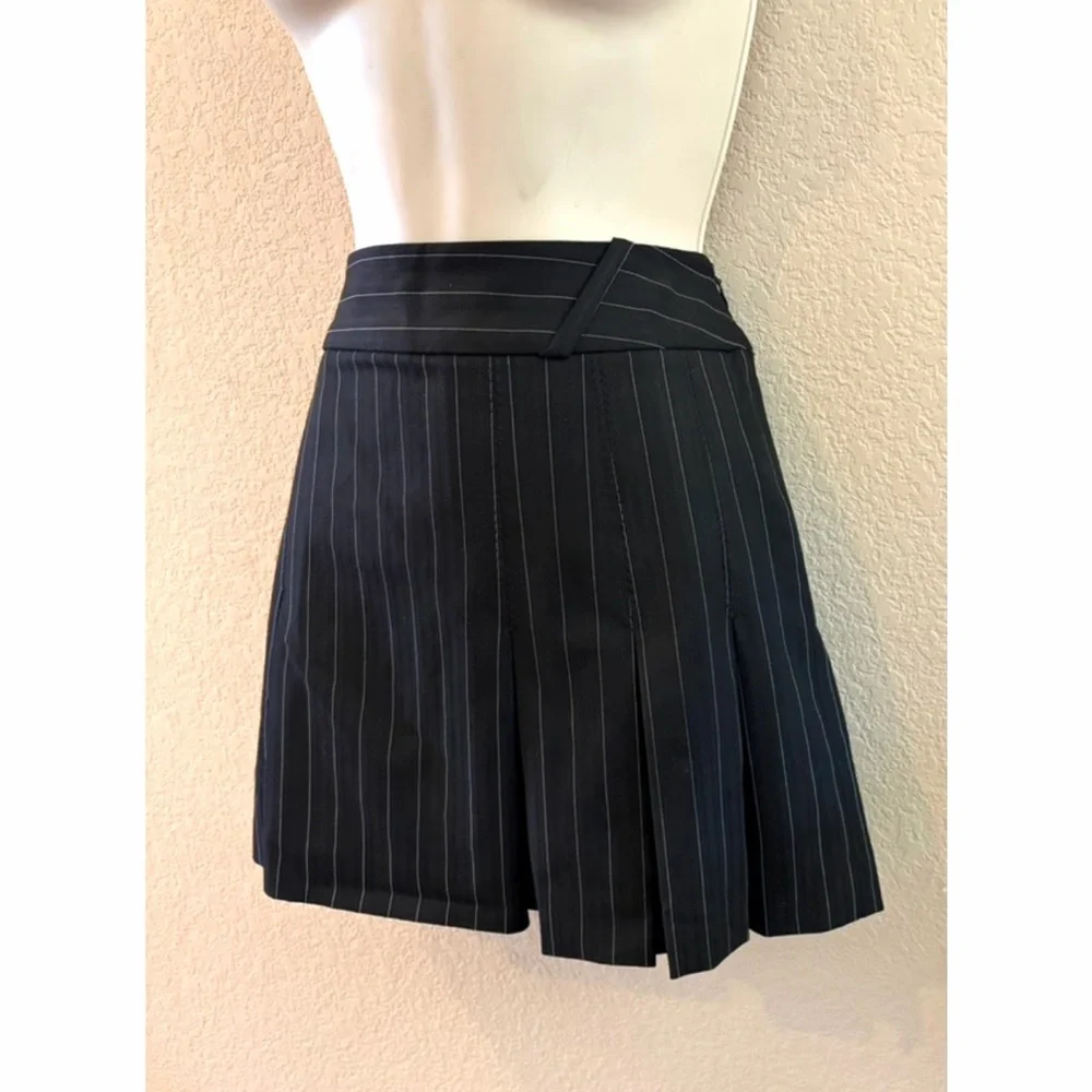 Like New Bebe Pinstripe Pleated Mini Skirt. Sz 6 - Picture 2 of 3